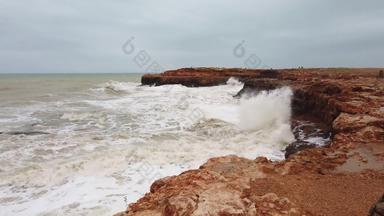 闪闪发光的海洋波岩石波溅沿海岩石波粉碎泡沫岩石